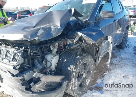 2020 Jeep Compass Latitude 4X4 z USA, uszkodzony, nr VIN 3C4NJDBB1LT196918